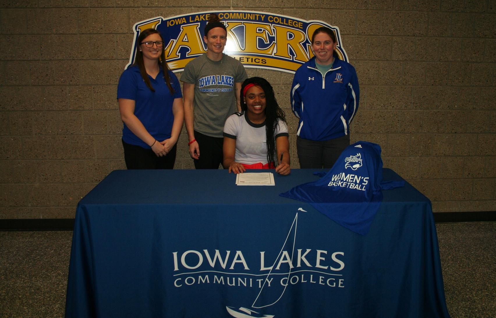 Anjanea Simms signs with Peru State