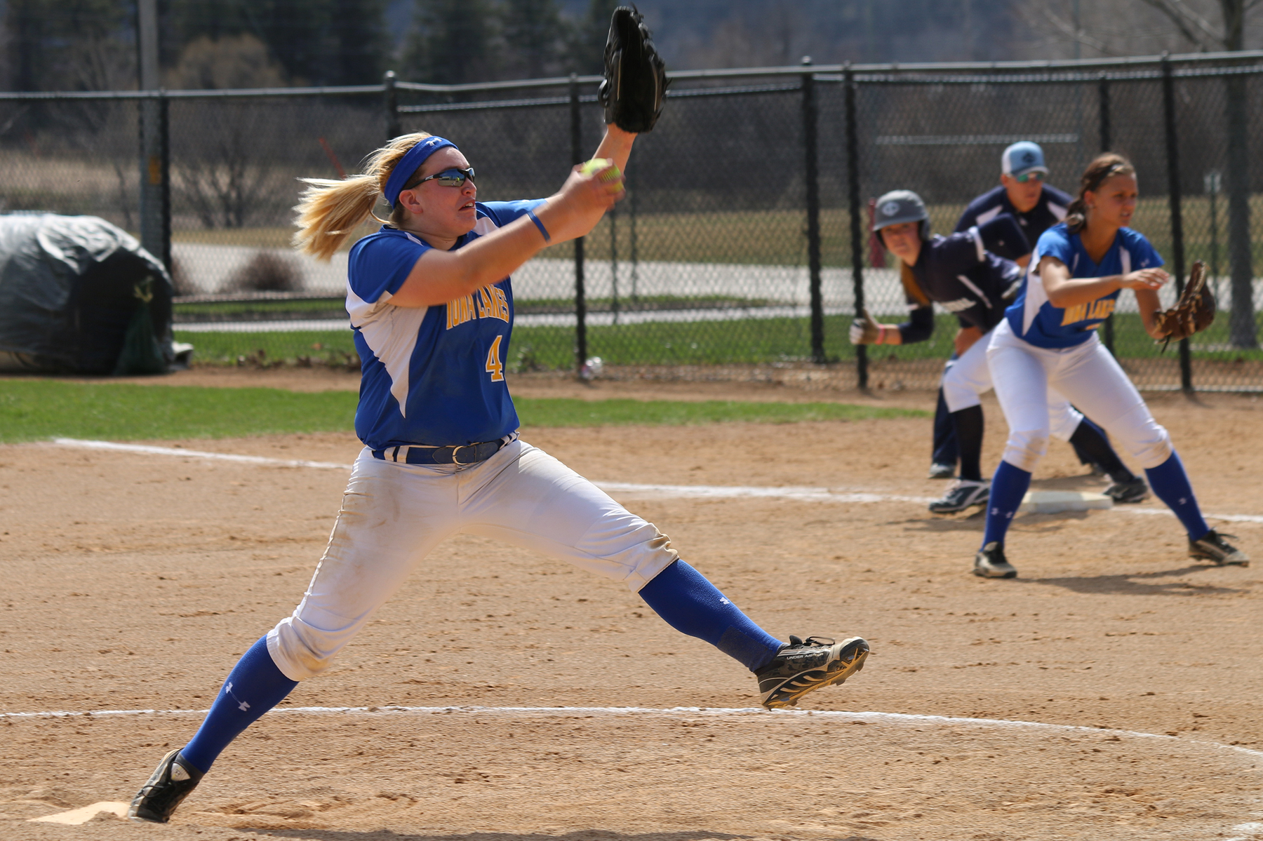Lakers Split with NIACC